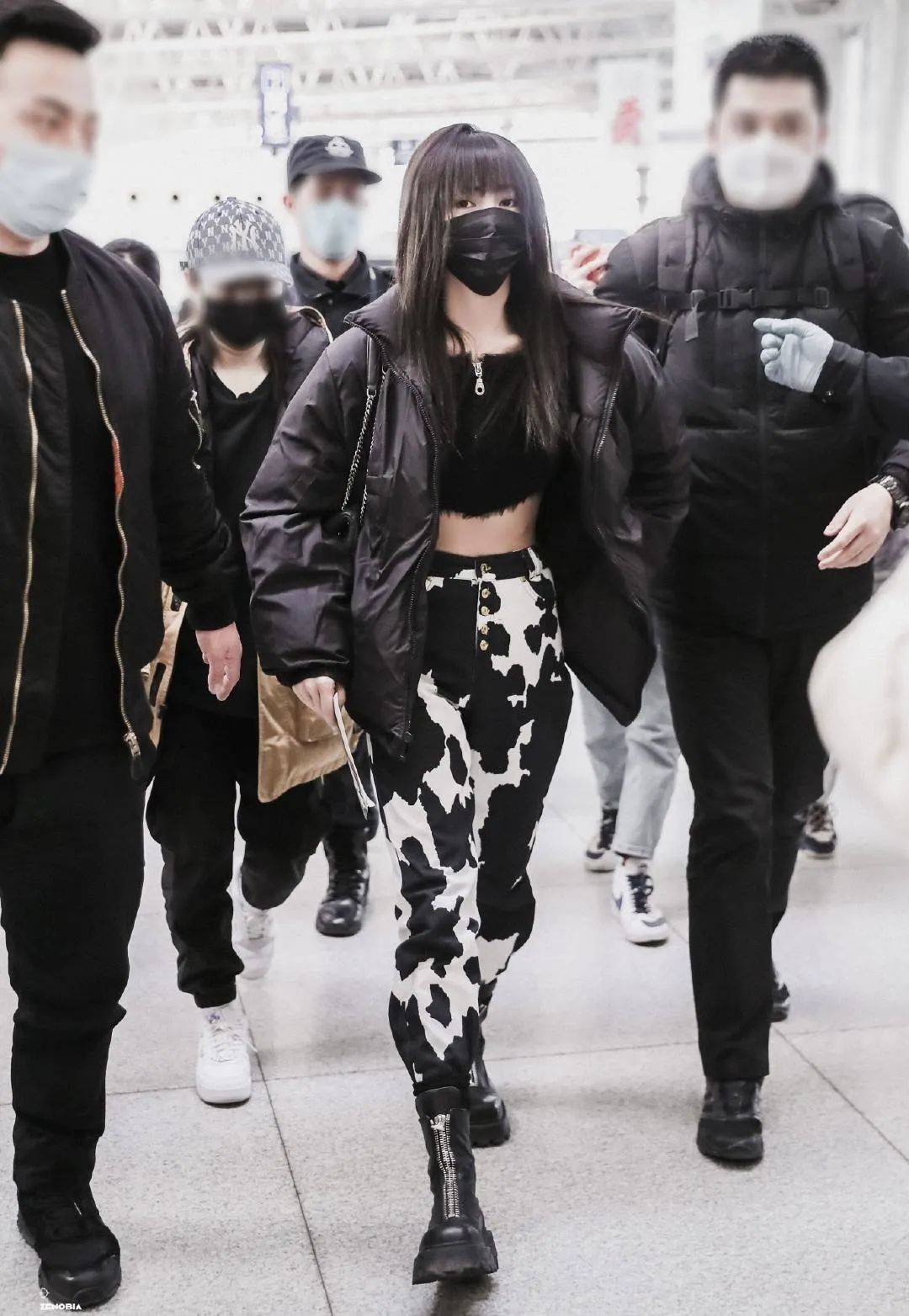 搭配黑色的腰带,个性又潮流～相反,如果纹路本身比圆润,像snh48孙珍妮