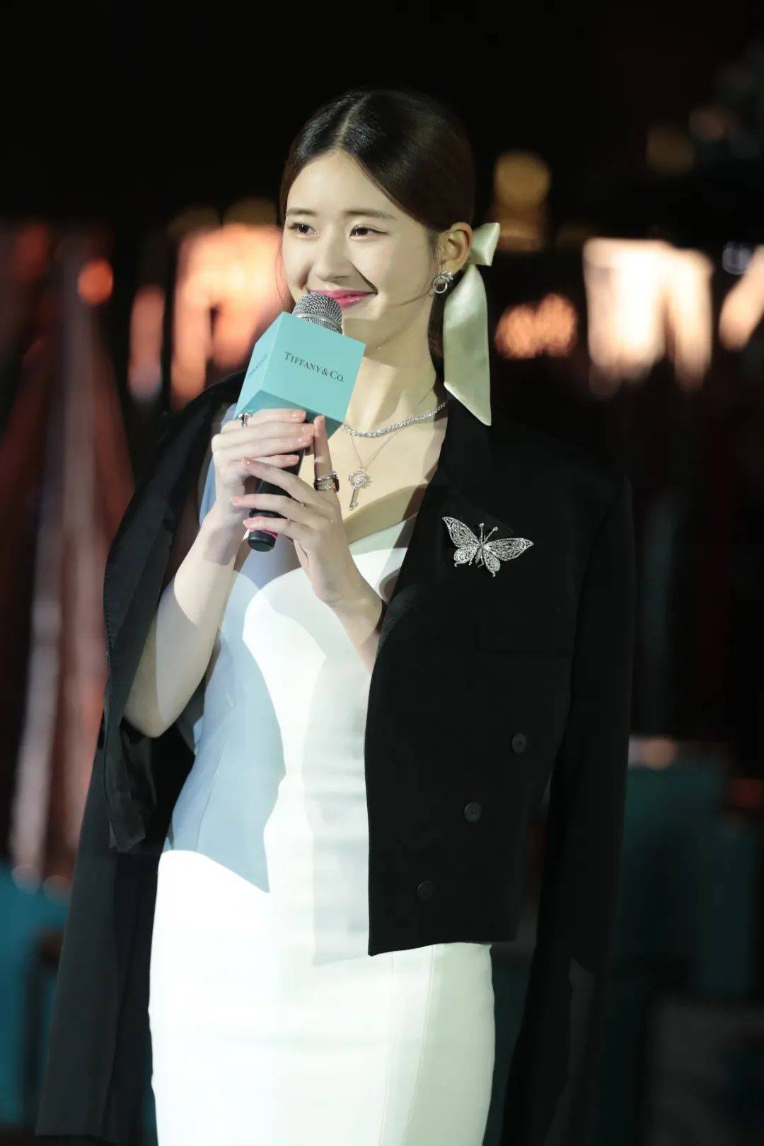 但是加上亮闪闪的蝴蝶胸针就大变样~黑色西装未免有些沉闷,例如赵露思