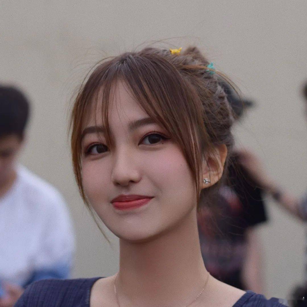 lippyx: 我闺蜜 像程潇▼两年前的照片 我觉得挺像的@汤尼美不能再长