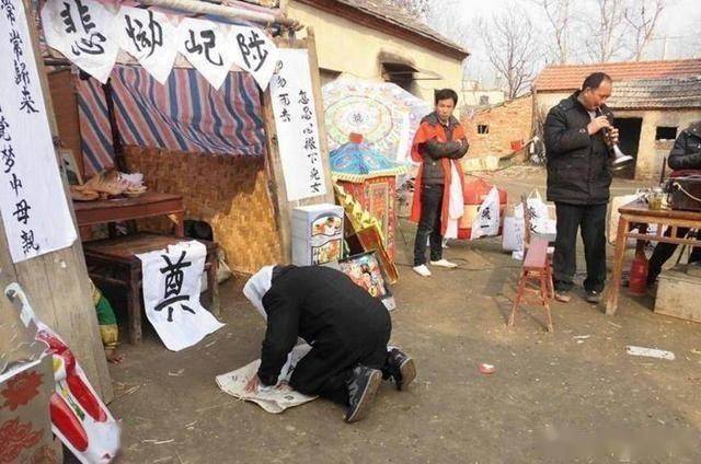 在外地去世丧礼怎么办 不同村不同俗 有的抬回家 有的却很忌讳 农村