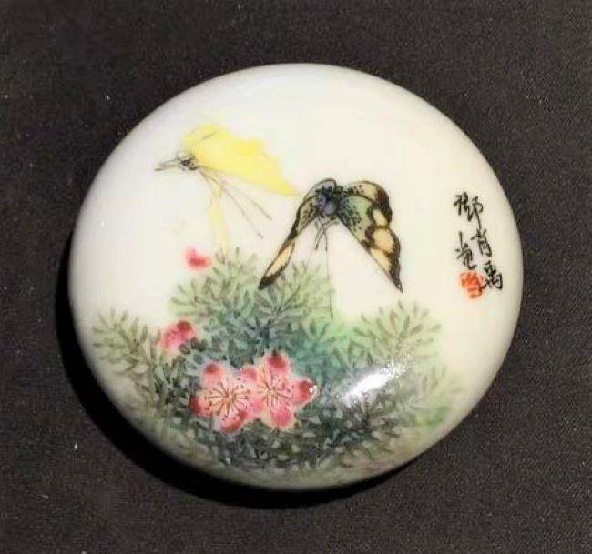 朱文忠(清晚期)粉彩群仙祝寿镂空帽筒,高28厘米朱文忠(清光绪)喻春