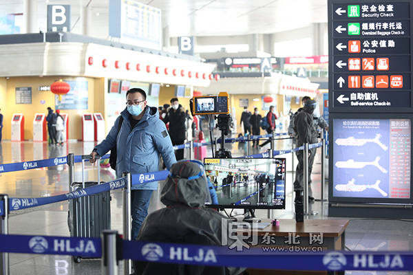 春运启幕 哈尔滨机场服务旅客安全顺利出行_柜台