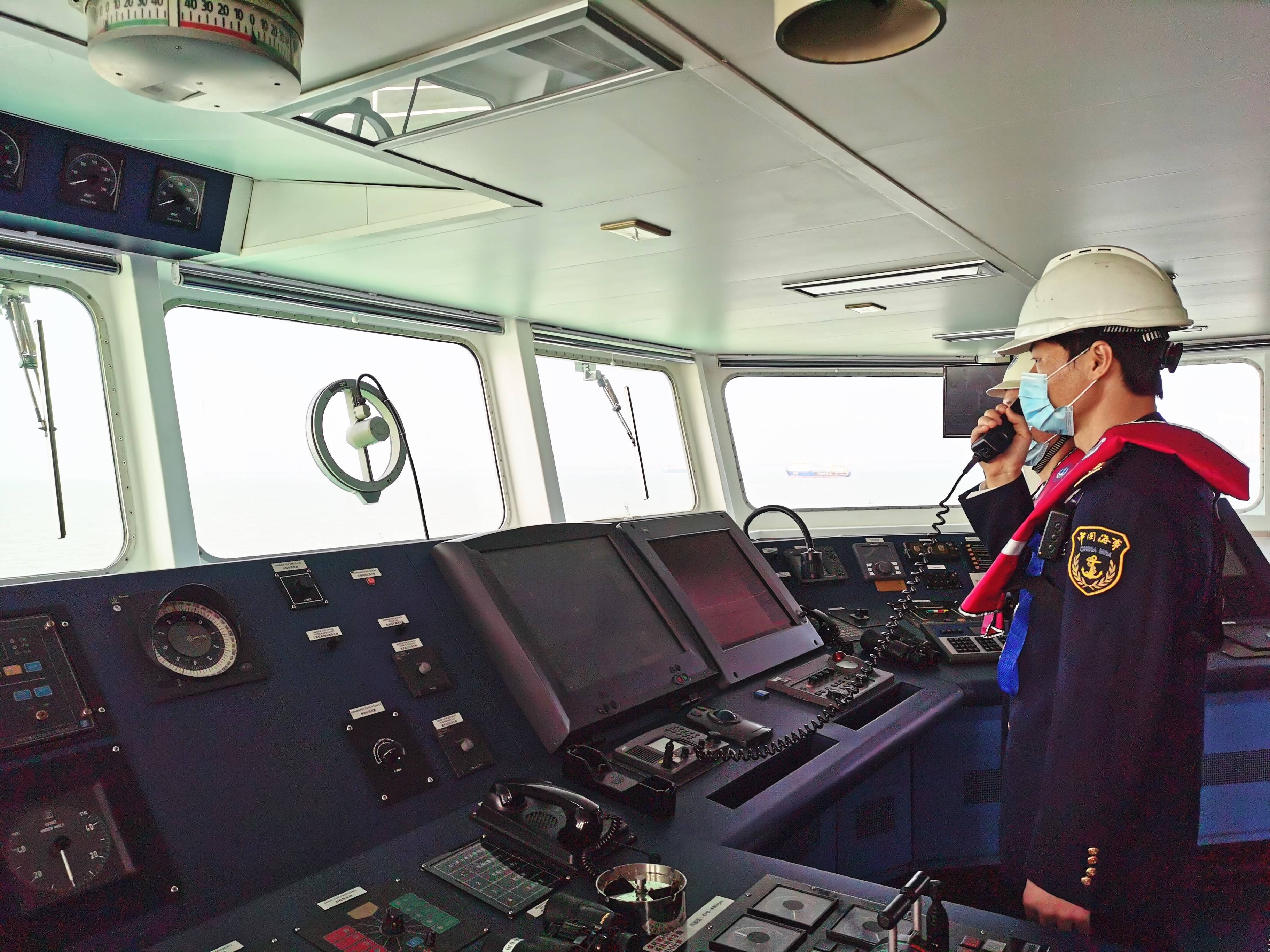 春运首日直击:"海巡31"水上巡航,力保琼州海峡客运安全