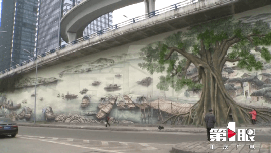 南滨路巨幅壁画人气旺 市民打卡切记注意安全