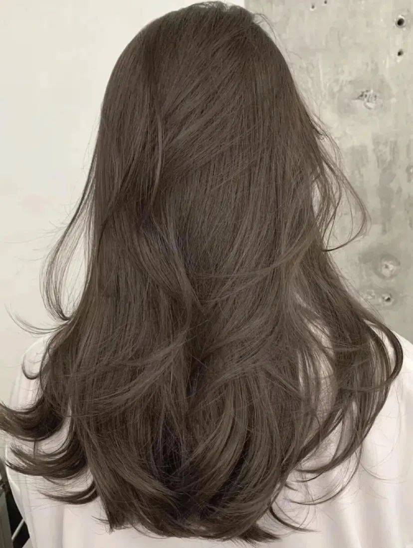 亚麻灰棕暖皮发色染发前参照一下,踩雷率就低多了~戴金色好看,属于暖