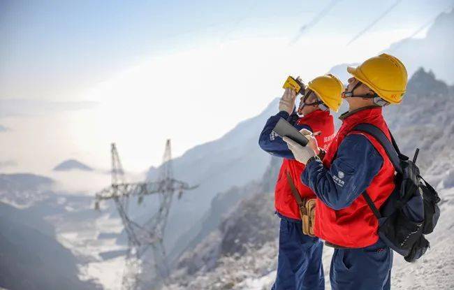蓑衣岭上电力巡线工的寻常路
