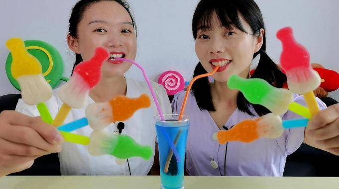 妹子炫耀蓝色可乐沙雕闺蜜不羡慕吃彩色可乐瓶软糖超逗乐