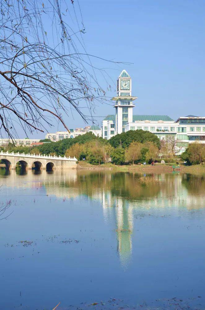 中南财经政法大学登上《中国高等教育》封面!_文波楼