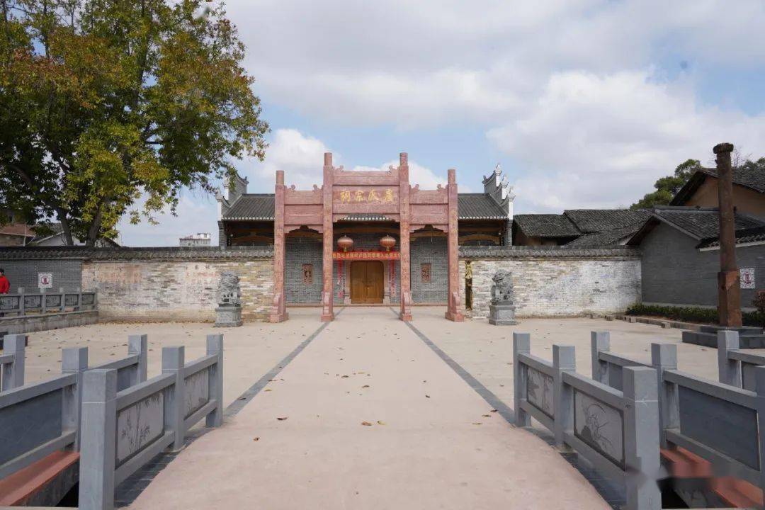 与会人员现场察看了  唐江 白石村, 庄稼大桥,古镇夜市示范街.