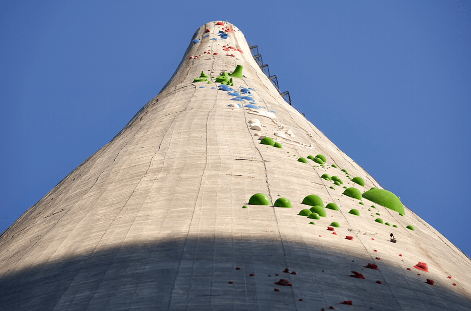 攀爬世界最大型人造攀岩路线