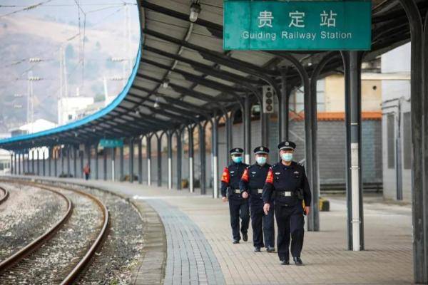春运第一天贵定车站派出所民警护平安