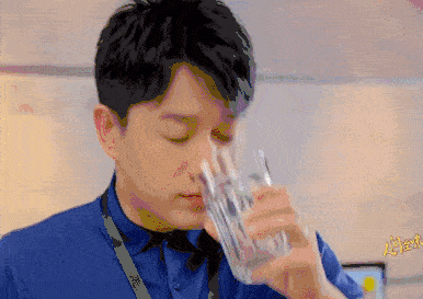 在喝水或者进食的过程中莫名出现呛咳,这也是很多人脑溢血的先兆.6.