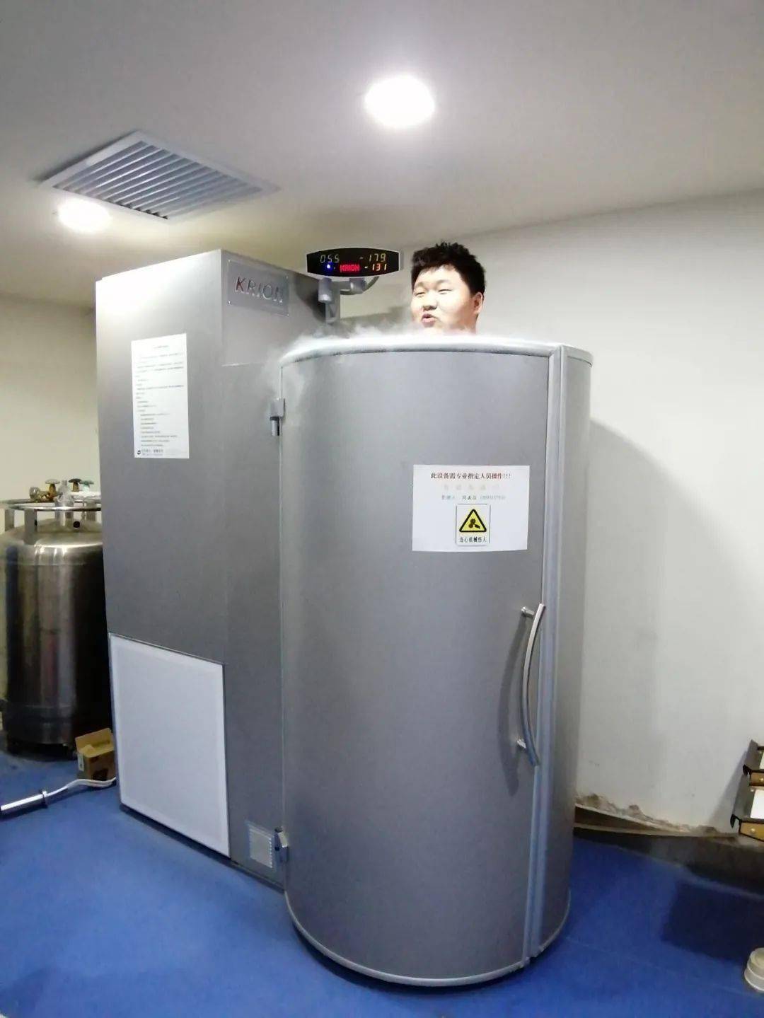 用超低温冷疗设备进行身体恢复肌肉状态测试用运动贴扎防止受伤进行