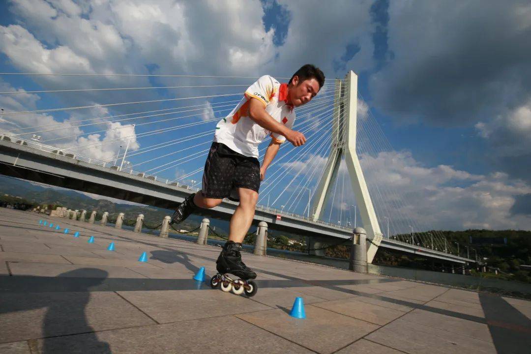 速度过桩世界冠军虞骏颜轮滑逐梦不负韶华