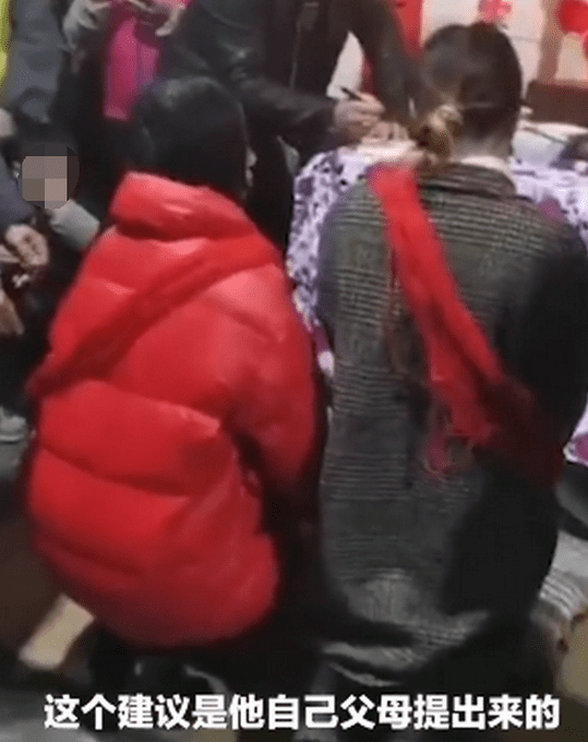 哥哥婚前被抓，妹妹代其拜堂成亲？贵州铜仁一段两名女子拜堂成亲的视频在网上引起网友热议。