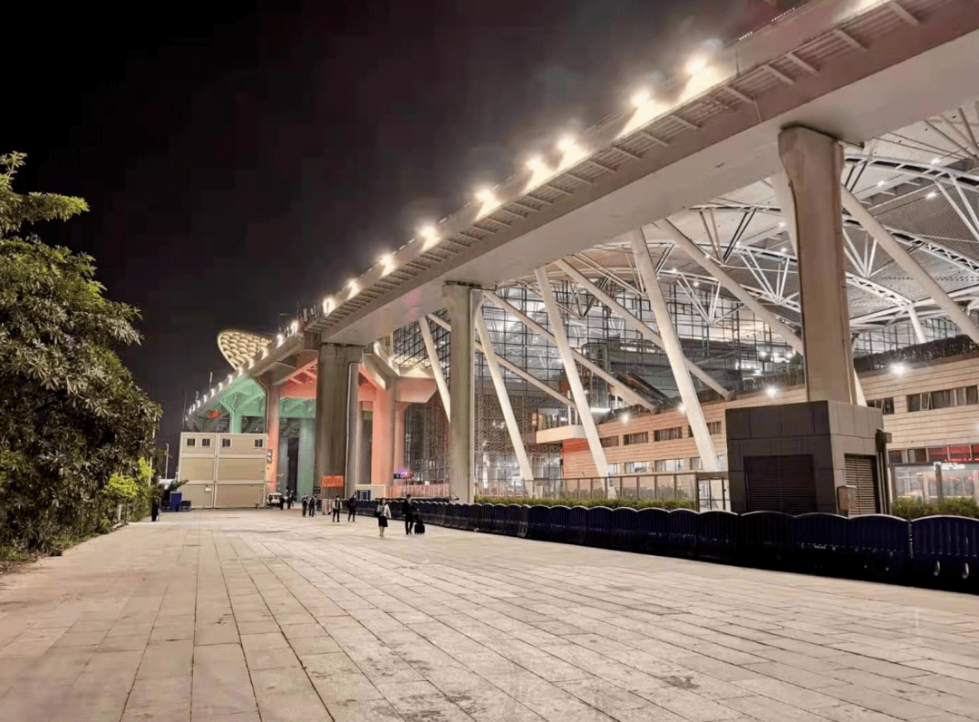 广州南站373盏照明灯完成升级改造正式启用_广场