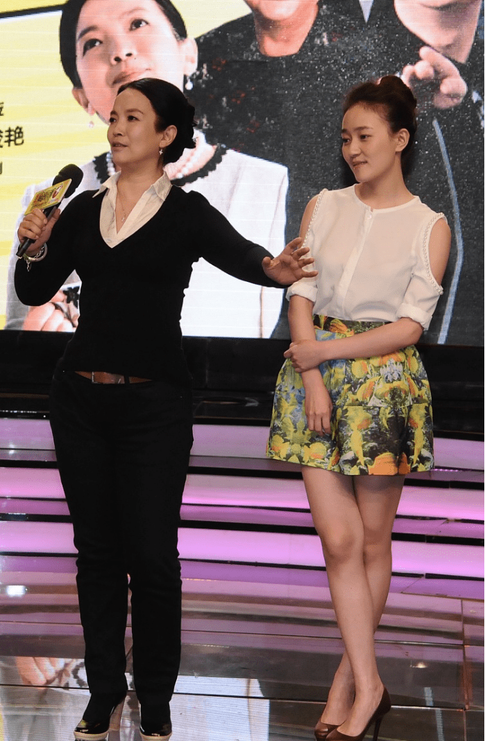 吕丽萍穿大v领针织衫搭件白衬衫防走光气场强烈真叫人佩服