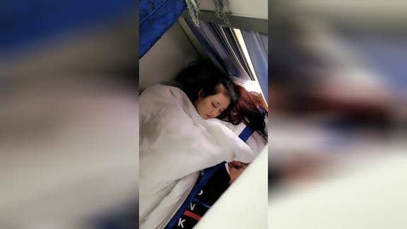 火车上的美女睡姿图片