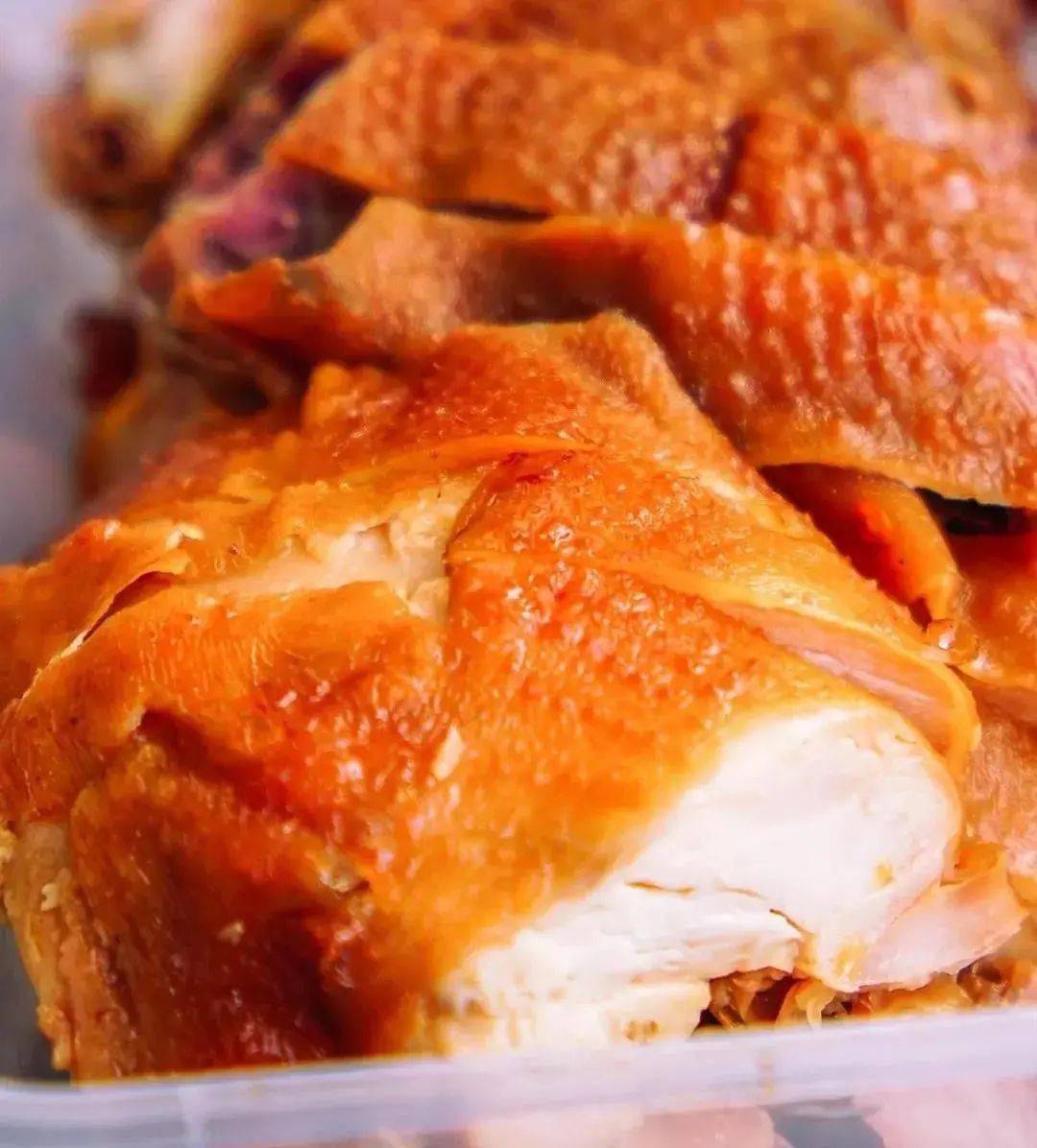 还有虎皮鸡脚,也是甜辣软糯,是人气菜品.