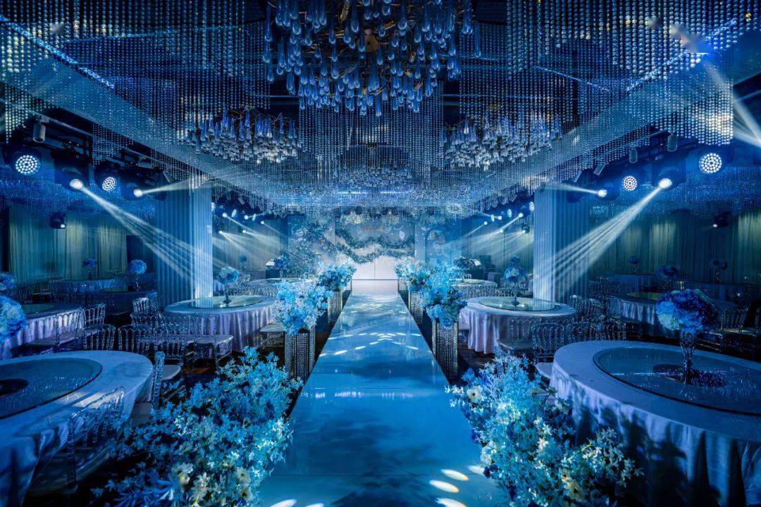 爱巢店水晶之恋厅倾泻出一整片澄澈的光华.