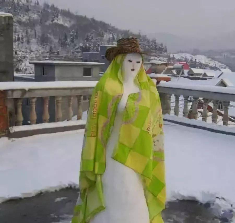 看书的冰雪美人谁堆的雪人没穿衣服?这美女身材太有料了!