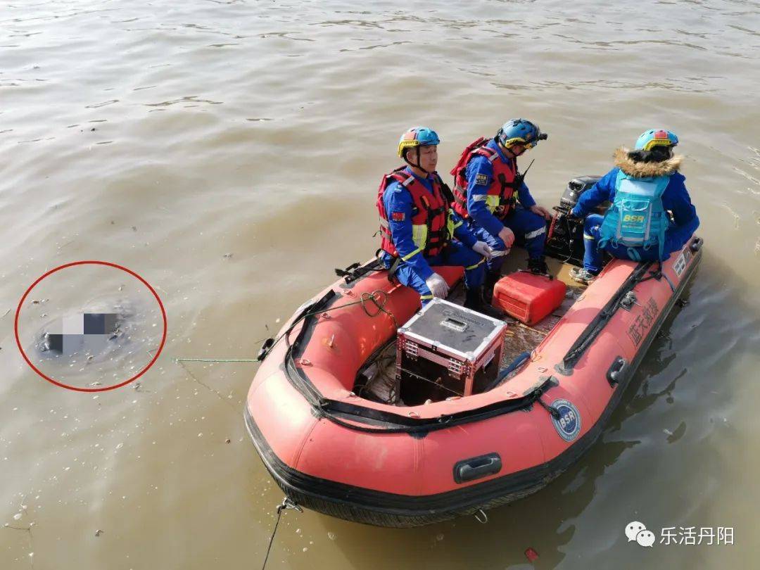 丹陽藍天救援隊9車11人攜帶救援艇,聲吶設備及打撈工具前往事發地點