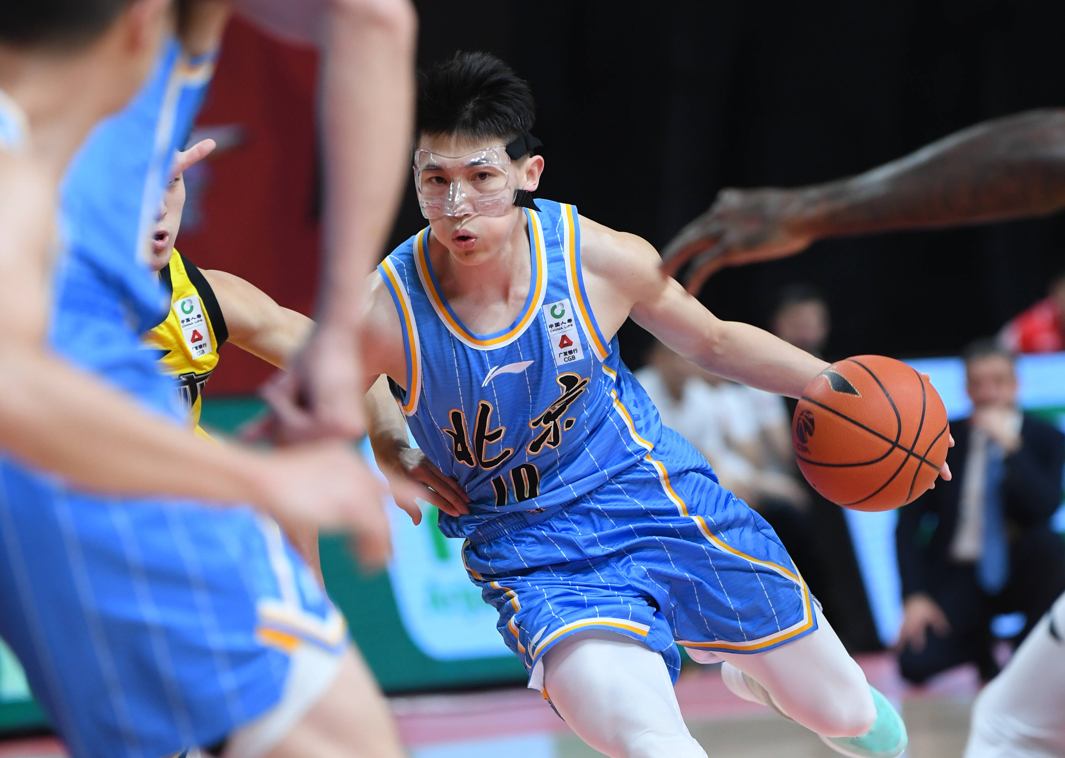 1月31日,北京首钢队球员刘晓宇运球突破.