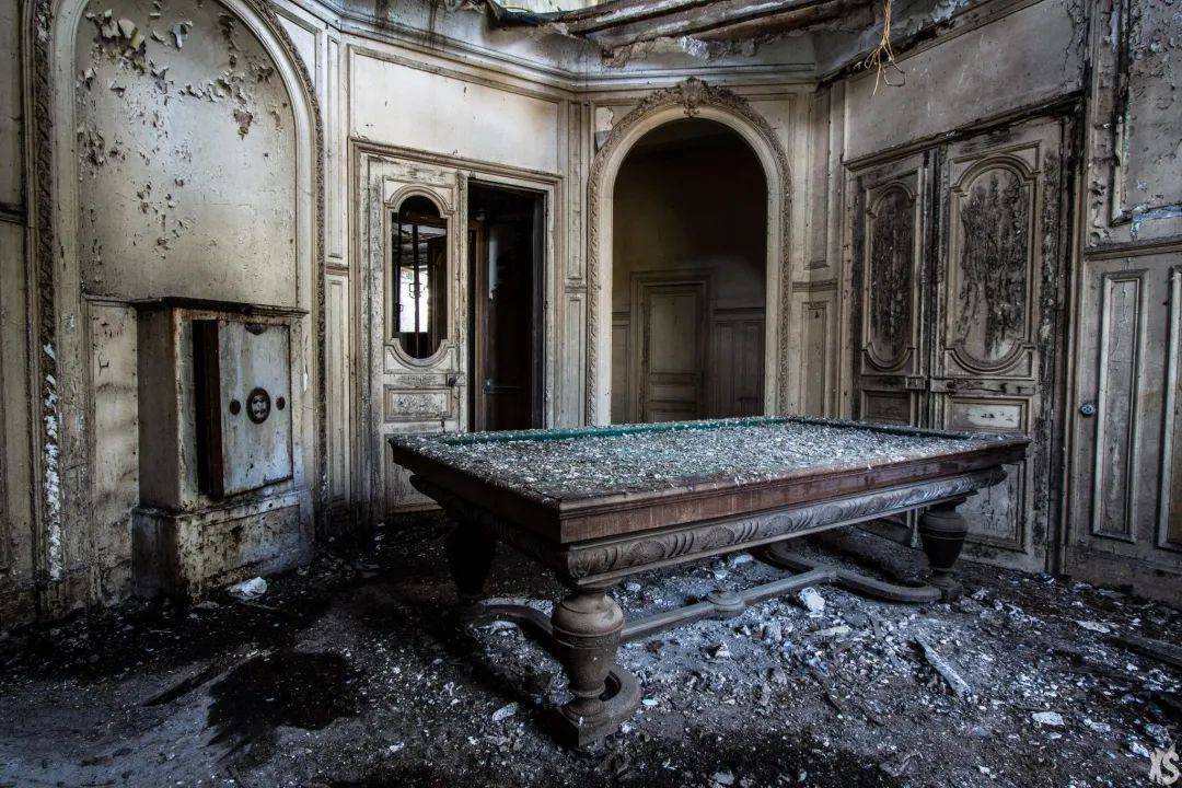 我们唯一知道的是,到今天,庄园已被废弃了数十年,建筑和室内的陈设都