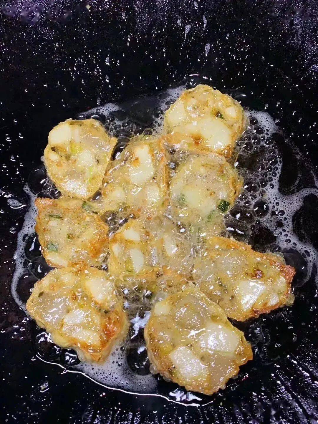 甜粿蘸上白糖 入口软糯甜密 浓浓的桅叶甘纯 外酥里嫩普宁粿肉潮阳