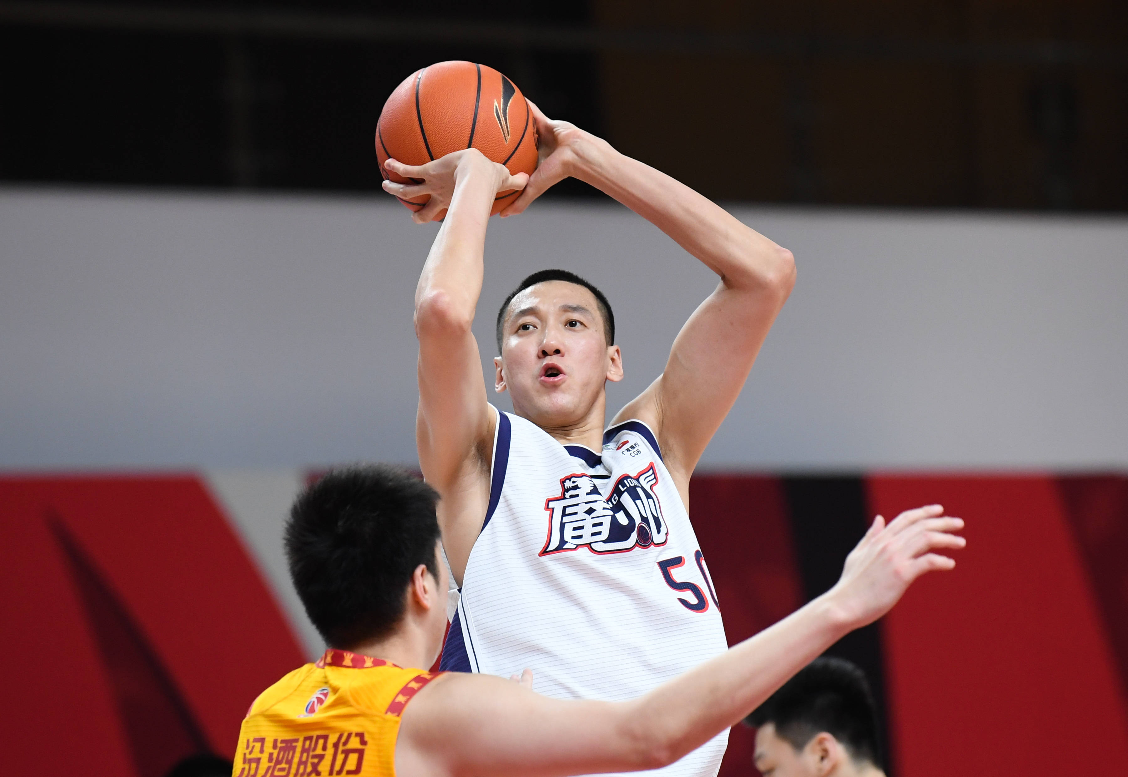 1月30日,时代中国广州队球员郑准(上)投篮.