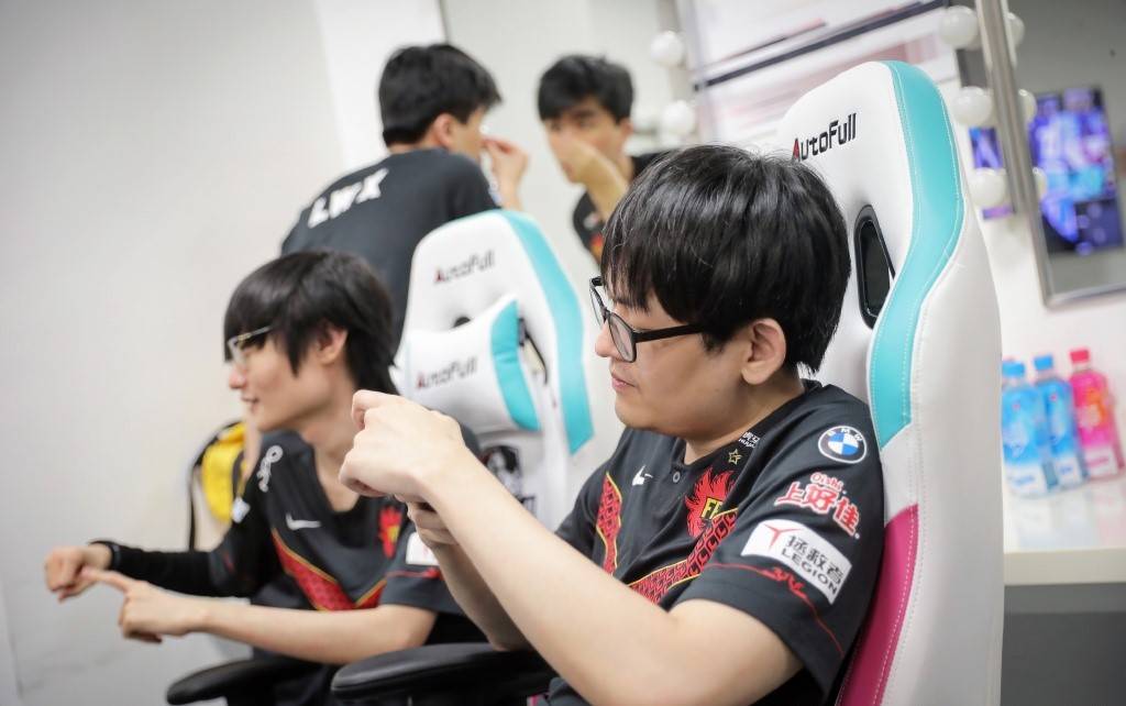 khan离开fpx另有原因金贡爆料去年刘青松把他骂爽了