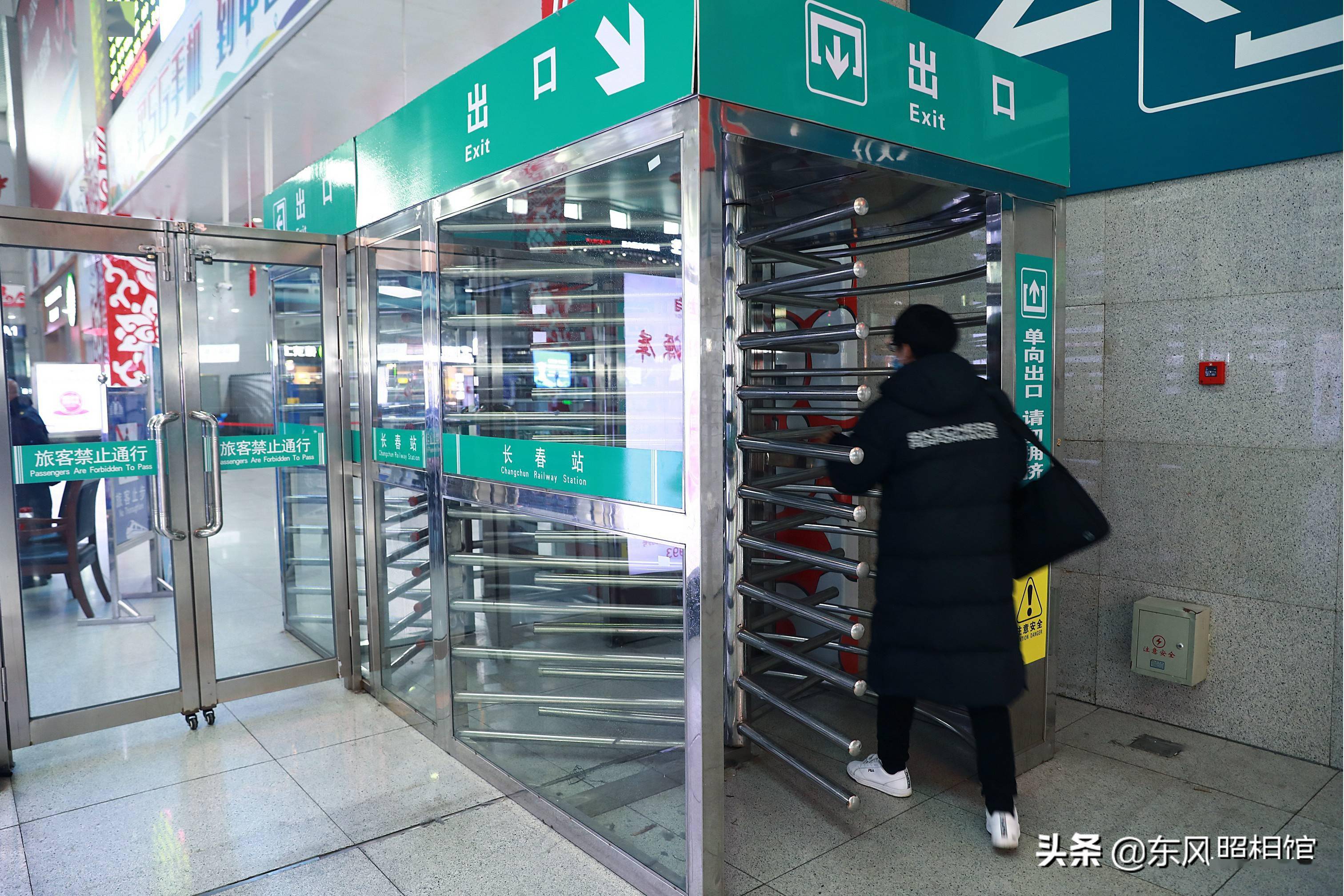 春运车站旅客稀少候车室一人难求机器巡逻测温