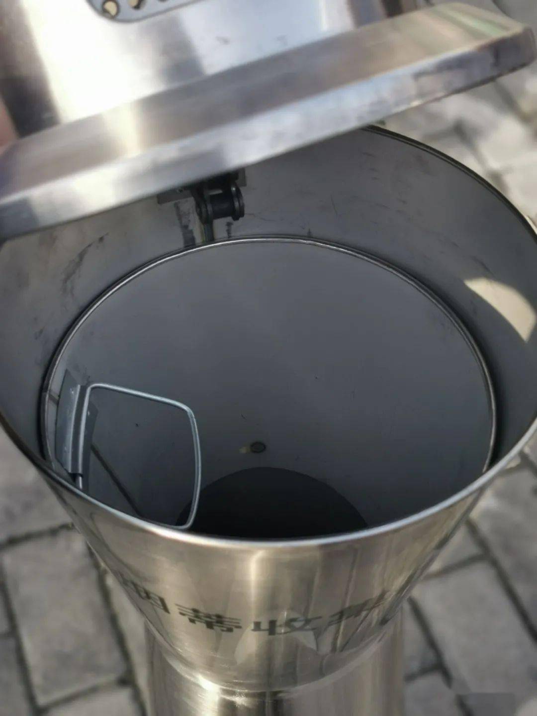 烟头不落地城市更美丽首批新式烟蒂收集器亮相巢城