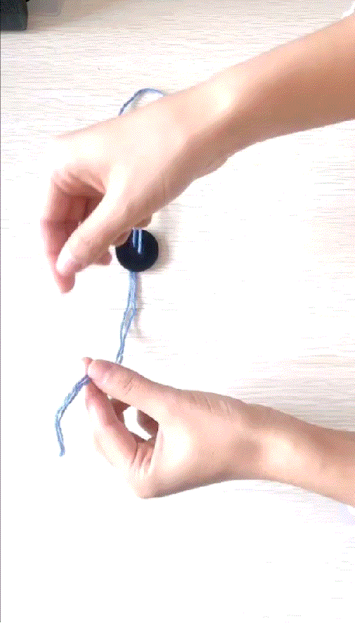 (3)再将毛线穿过纽扣上的另一个小孔.(2)将毛线从纽扣上的一个孔穿过.