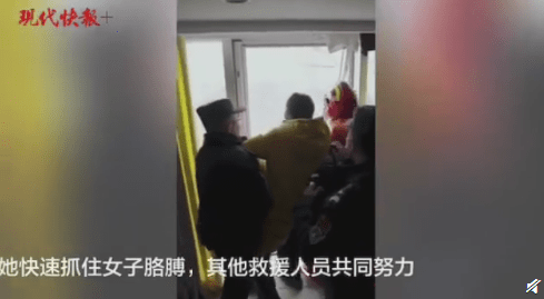 曾空手夺白刃95后女警再救轻生者（图）