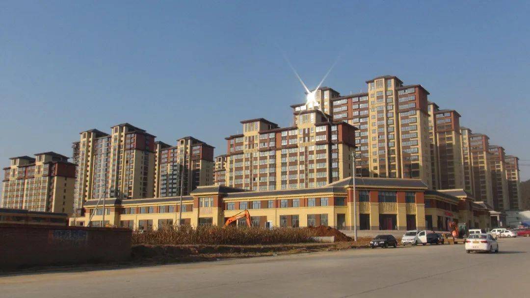 据了解,马家庄拆迁安置小区—东方御景,位于桃园大道东段路北马家庄村