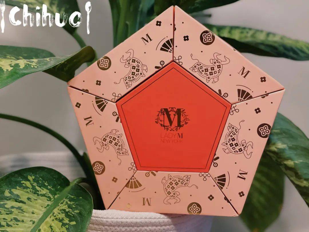 结等传统元素烫金印花结合了礼盒别致的五边形设计寓意五福临门有了它