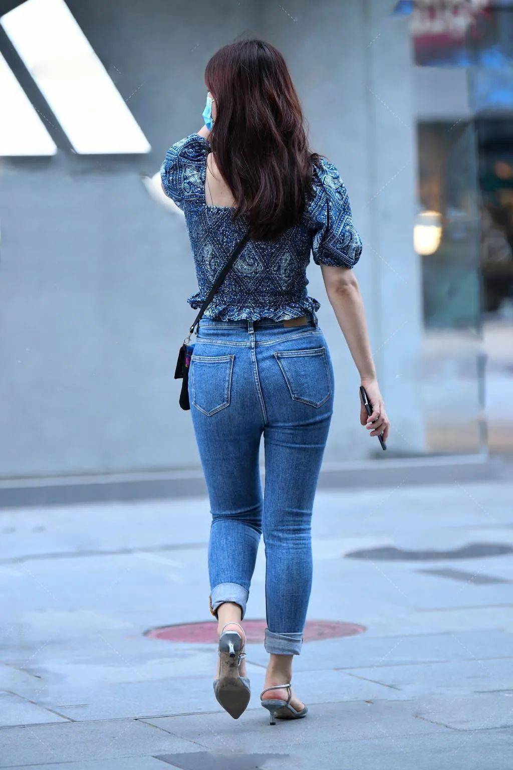 爱穿牛仔裤的女生上衣多去尝试时髦款造型自然能够靓起来