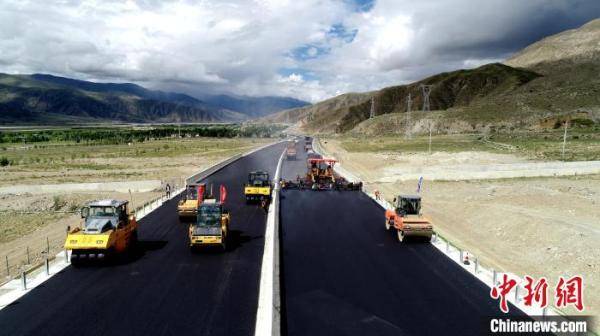 资料图为建设中的拉萨段高速公路 西藏自治区交通运输厅供图