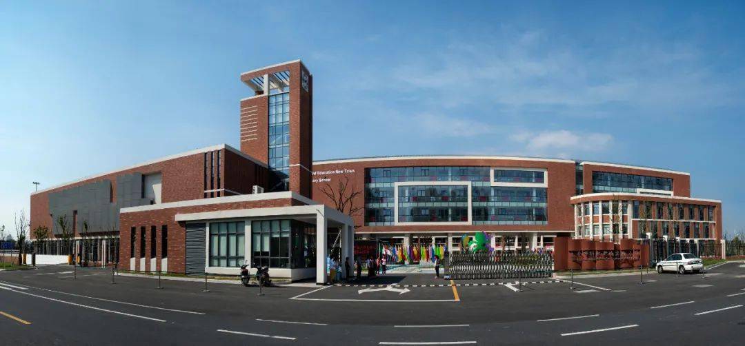太仓市科教新城实验小学于2013年9月开门办学,目前有40个教学班,1764