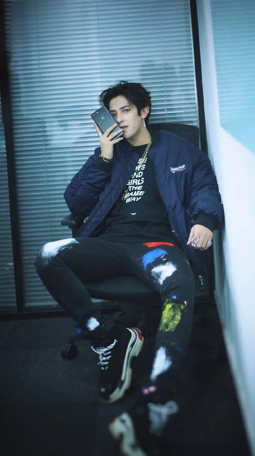 手机壁纸符龙飞