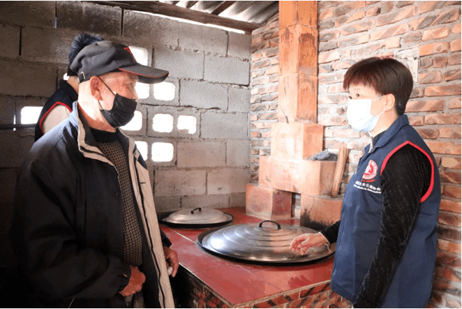 扶老公益协会会长黄明水带领支部党员,志愿者及"二代"志愿者们,在丰州