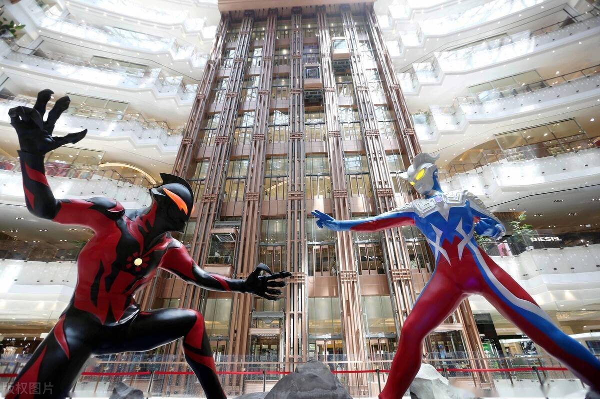 中午和晚上休息时间在宿舍楼大喊动漫《奥特曼》的口号"你还相信光吗?