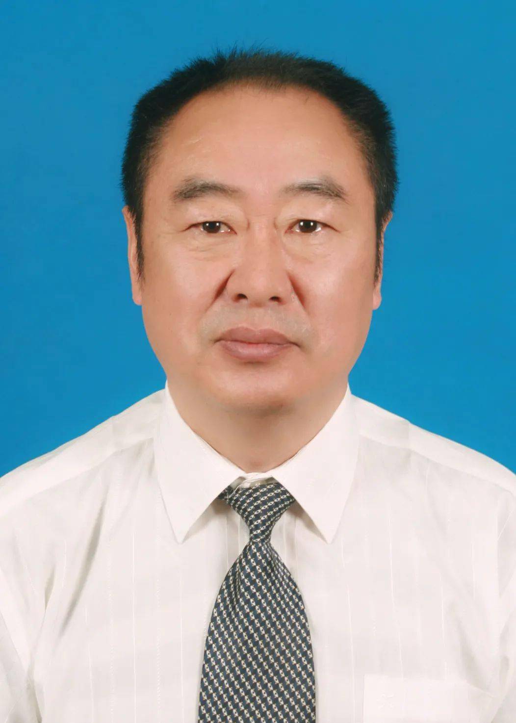 卢弘,男,江苏泰兴人,1968年9月出生,1995年8月参加工作,民盟盟员,党校