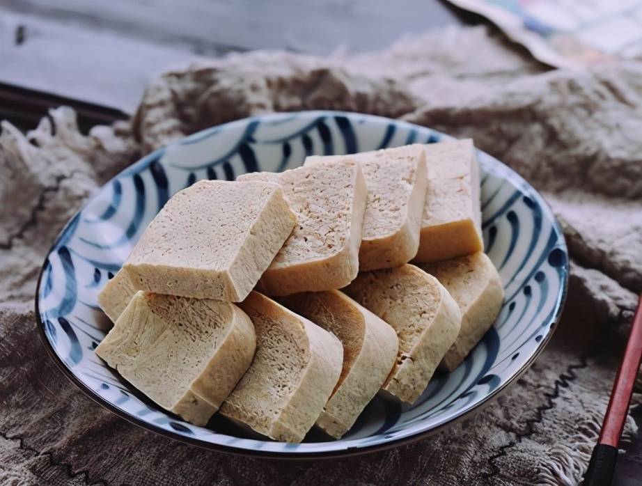 自制冻豆腐时记住先煮后冻冻豆腐蜂窝大有韧劲不粘连