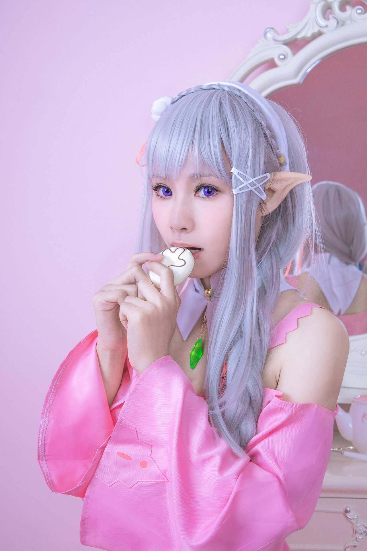 《从零开始的异世界生活》艾米莉亚粉色睡衣cosplay