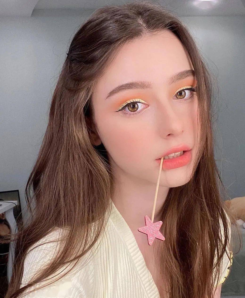 因为爱吃甜食和不规律的生活导致自己身材走型,但是作为职业模特来说