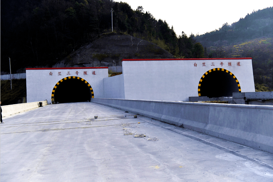 已完成洞门及水泥混凝土道路的白竺隧道群的三号隧道 易舜摄房建工程