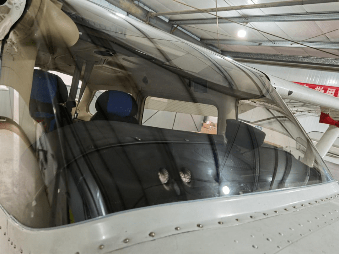 蔚蓝航空机务达人巧手更换飞机风挡玻璃