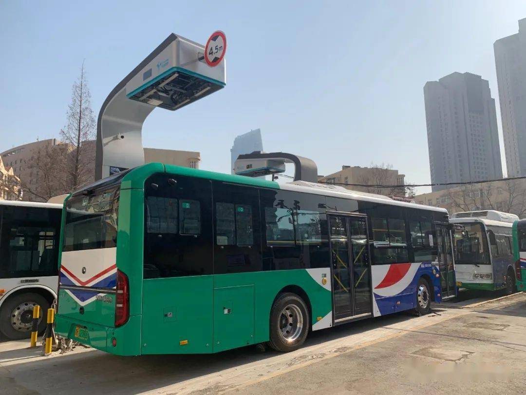 十分钟内超级快充全自动操作智能充电弓亮相青岛公交67